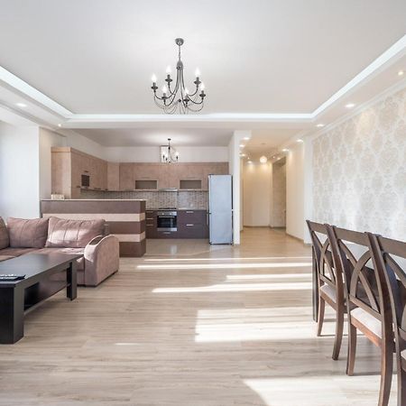 2 Bedrooms 2 Bathrooms Large And Lux Apartment Best Location 耶烈万 外观 照片